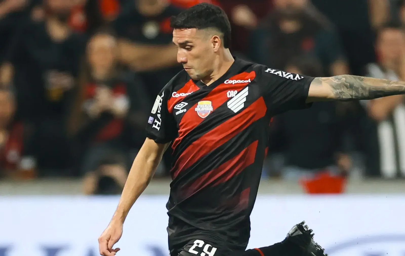 Athletico-PR confirma lesão na panturrilha de Benavídez após clássico