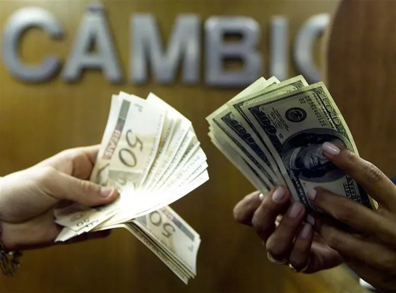 Dólar fecha a R$5,1543 com eleições e STF no foco dos investidores