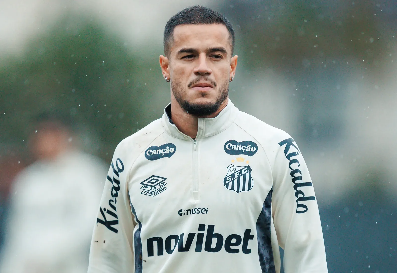Coutinho treina pela primeira vez, mas fica fora de decisão do Santos