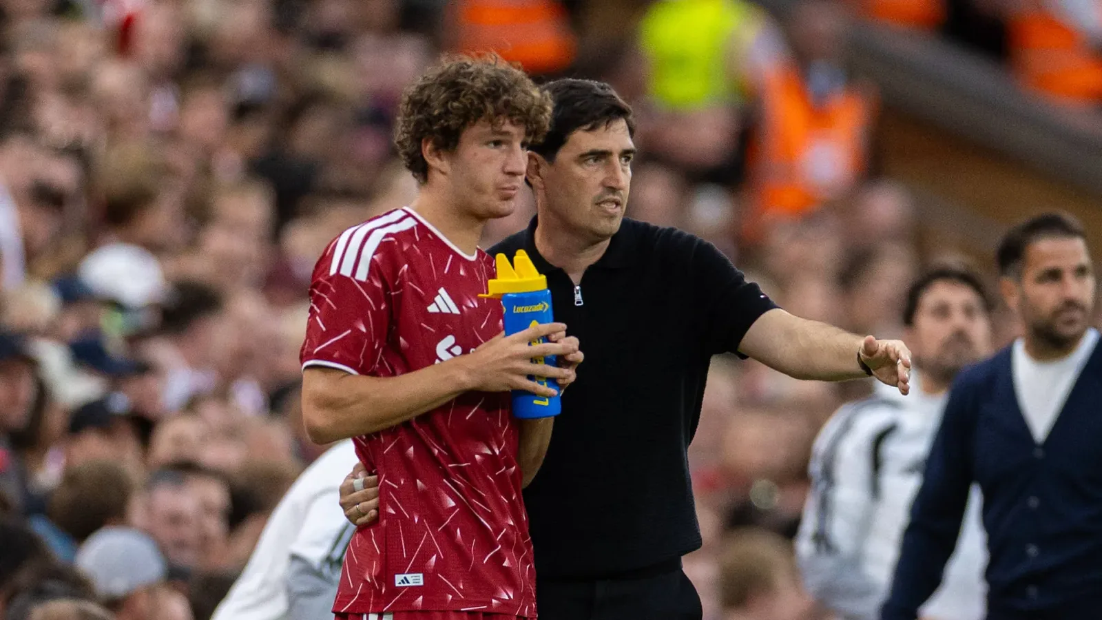 Versatilidade de Koumas reforça aposta de Iraola no Liverpool