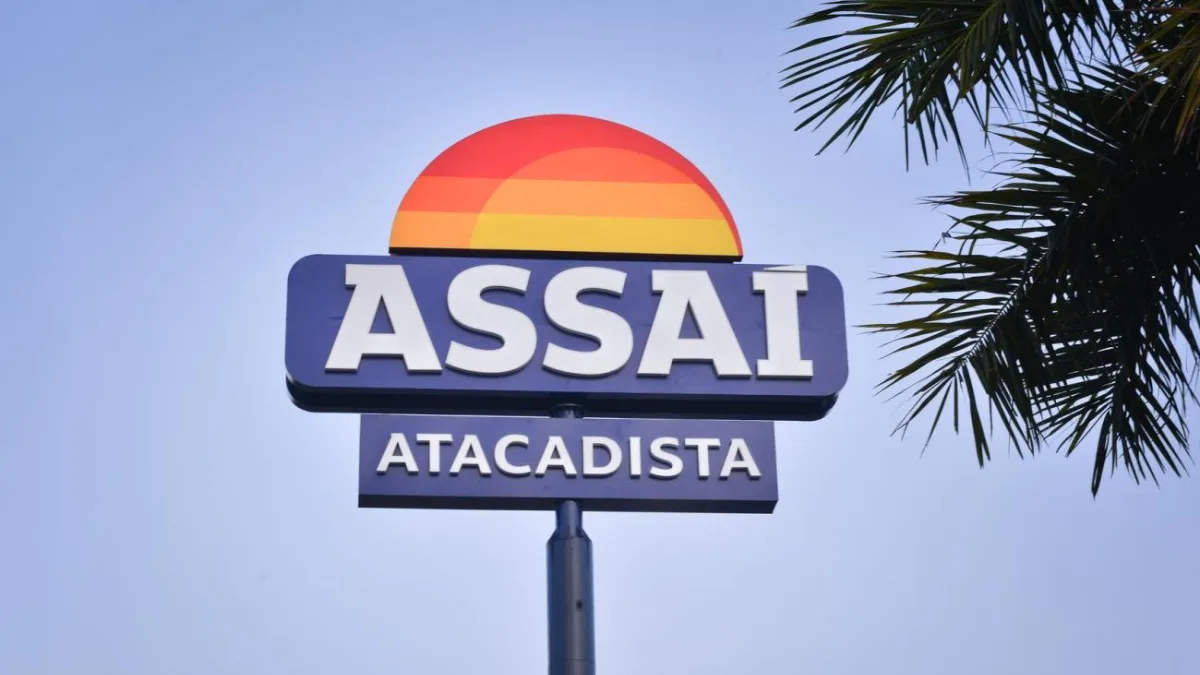 Assaí sobe com expectativa sobre juros, e Direcional recua após corte de preço-alvo
