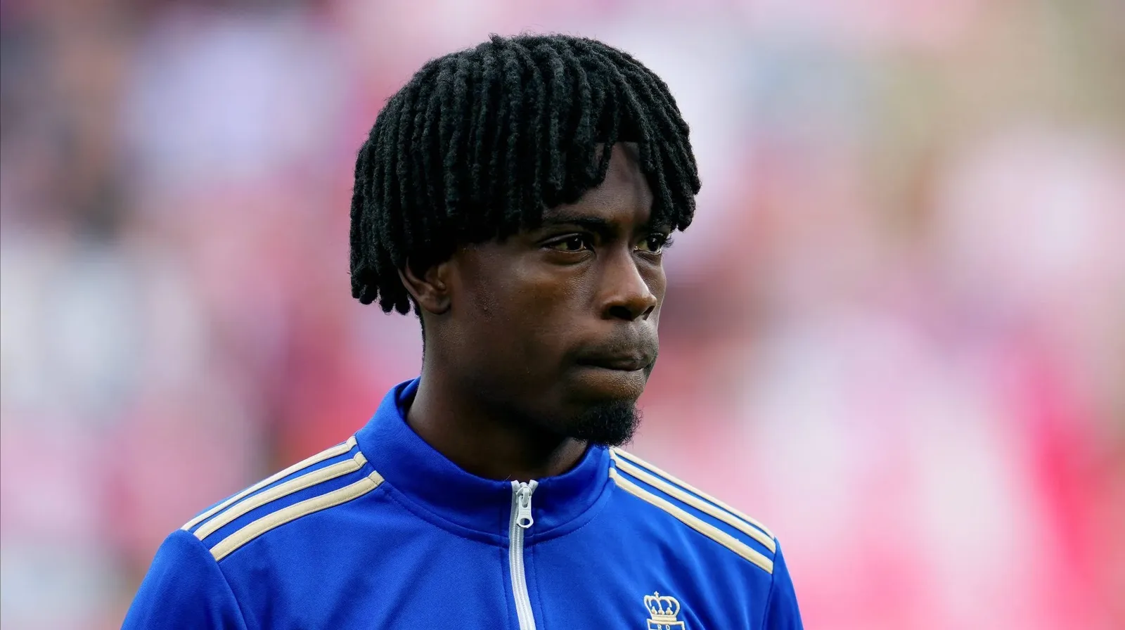 Sem clube, Ovie Ejaria apresenta funções e trajetória no LinkedIn