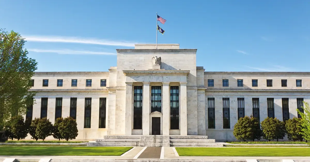 Fed eleva juros nos EUA e projeta nova alta até o fim de 2026
