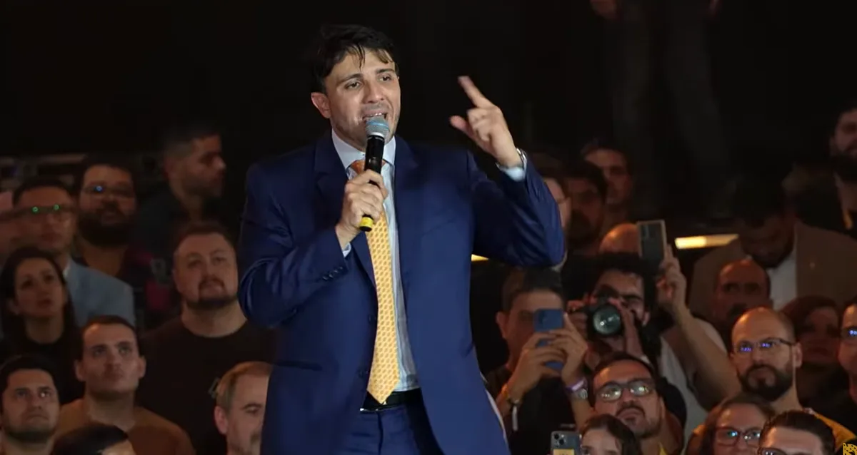 Renan Santos critica bolsonaristas e lulistas ao comentar saída de Andrei Rodrigues