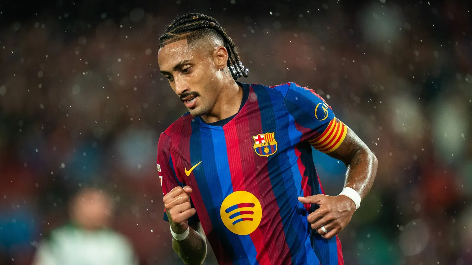 Raphinha marca três, mas cobra evolução do Barcelona após goleada