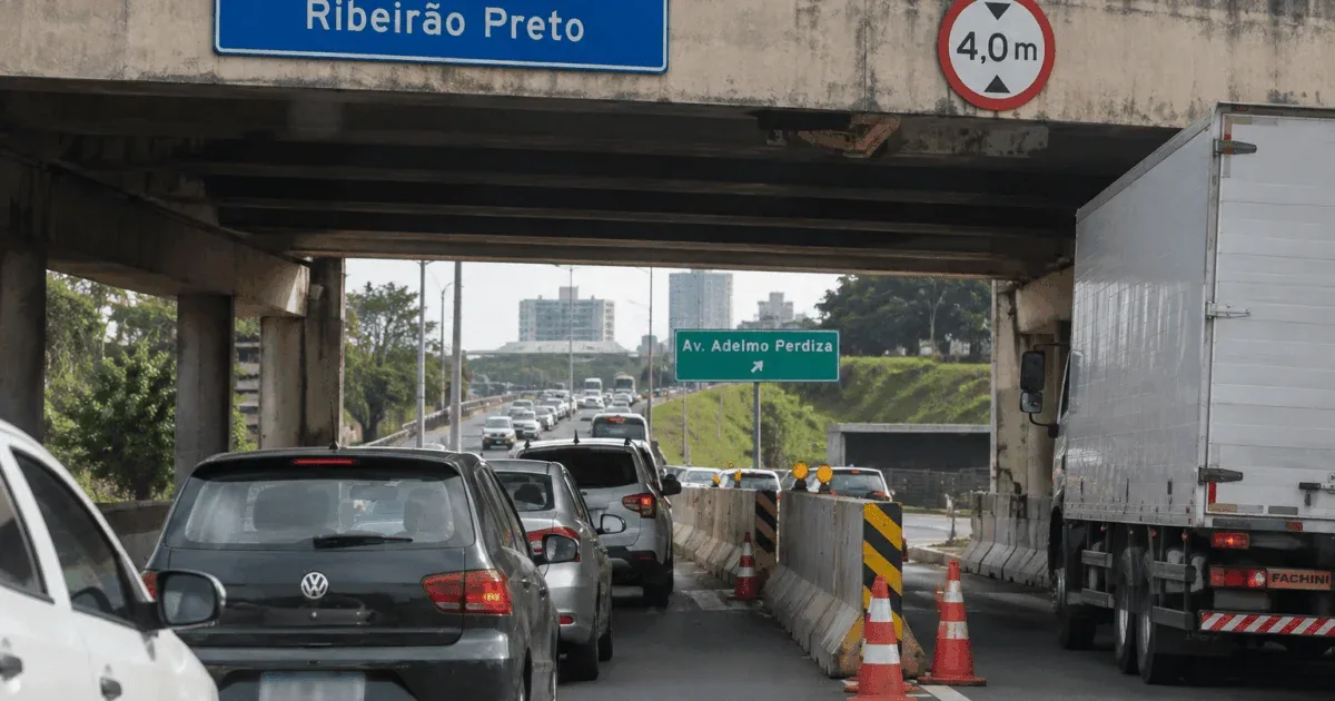 Restrição sob viaduto provoca filas no Anel Viário Sul em Ribeirão Preto
