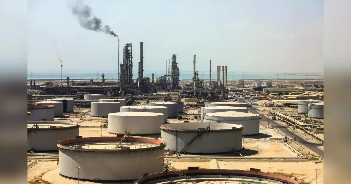 Petróleo acima de 100 dólares amplia pressão sobre inflação e juros no Brasil