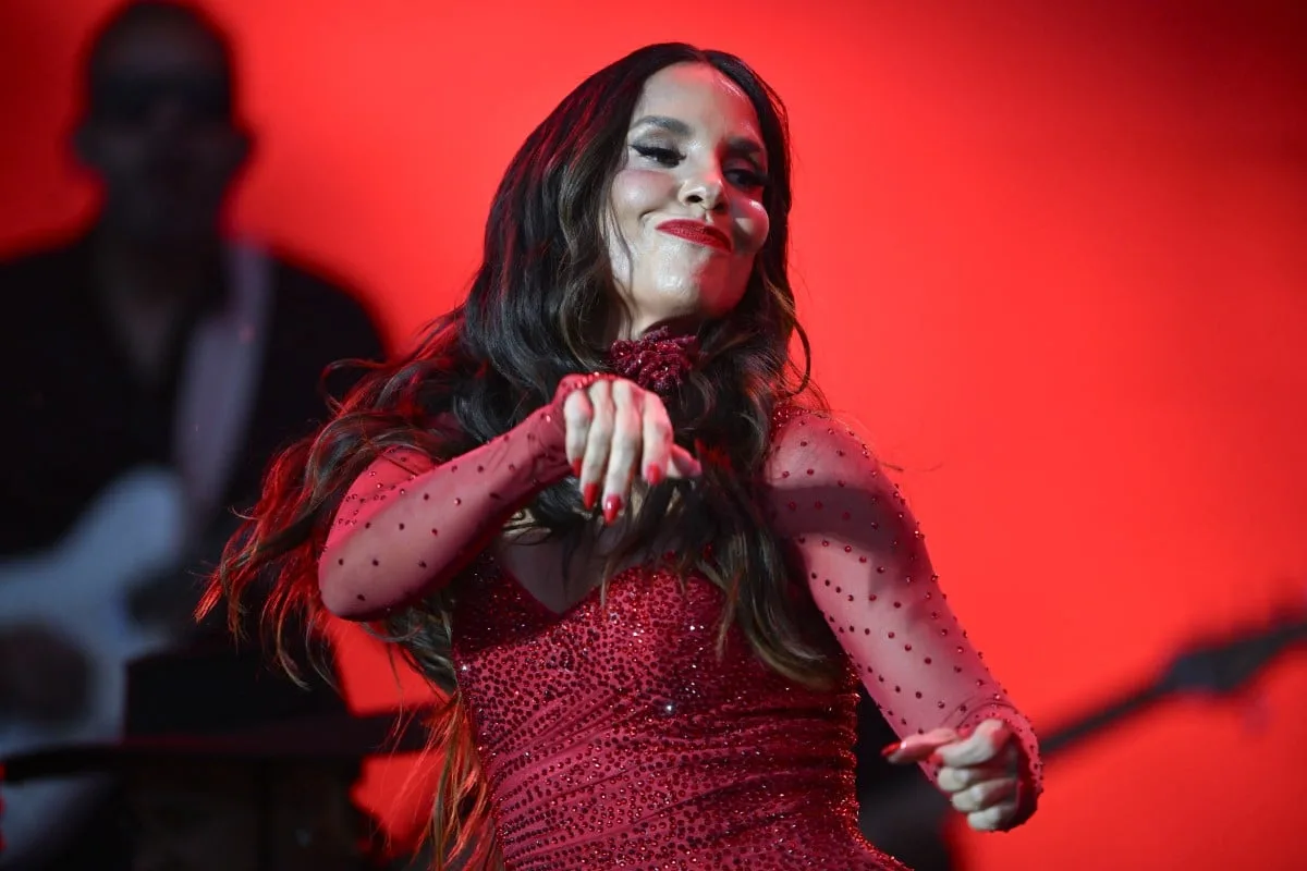 Ivete Sangalo faz gesto de apoio a Lula durante show em Belo Horizonte