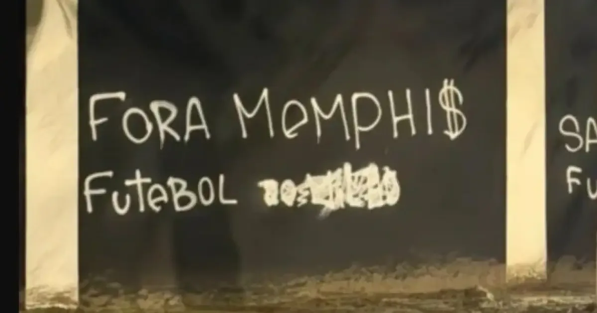 Pichação no Parque São Jorge cobra saída de Memphis Depay