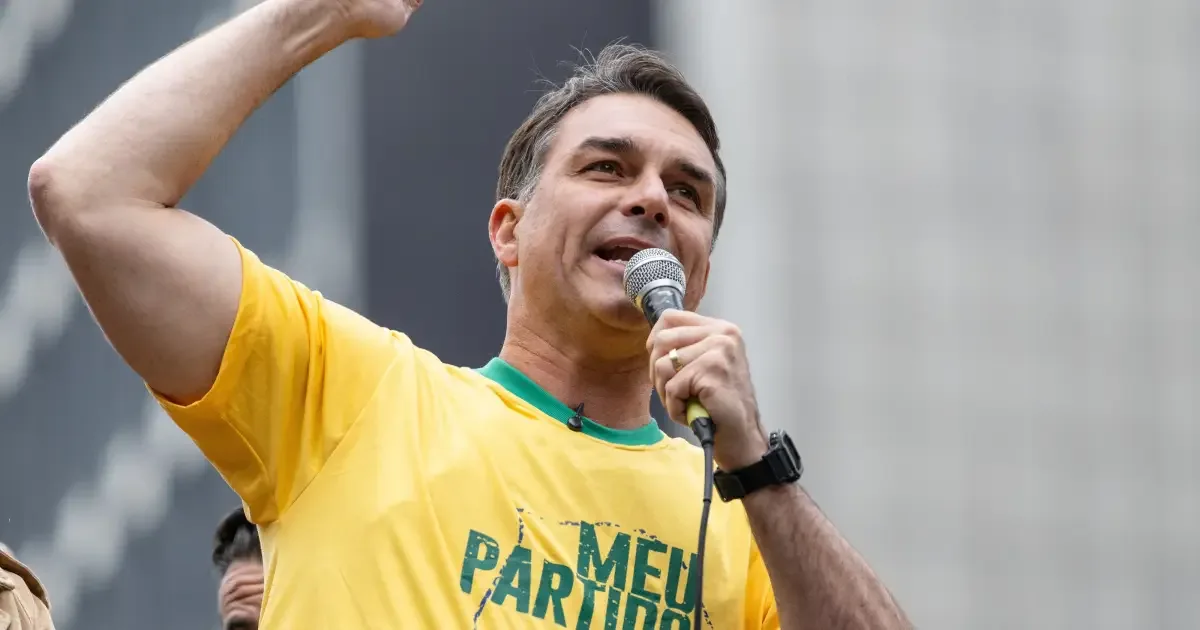 Flávio Bolsonaro comemora afastamento de diretor da PF por decisão de Mendonça