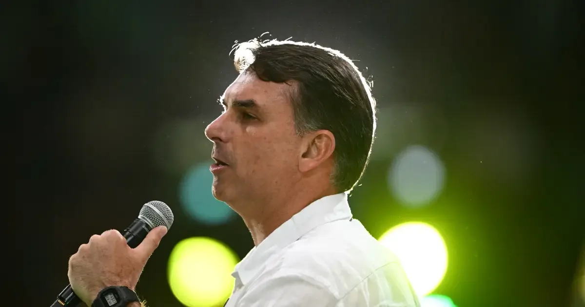 Busca da PF sobre Flávio Bolsonaro amplia tensão com André Mendonça
