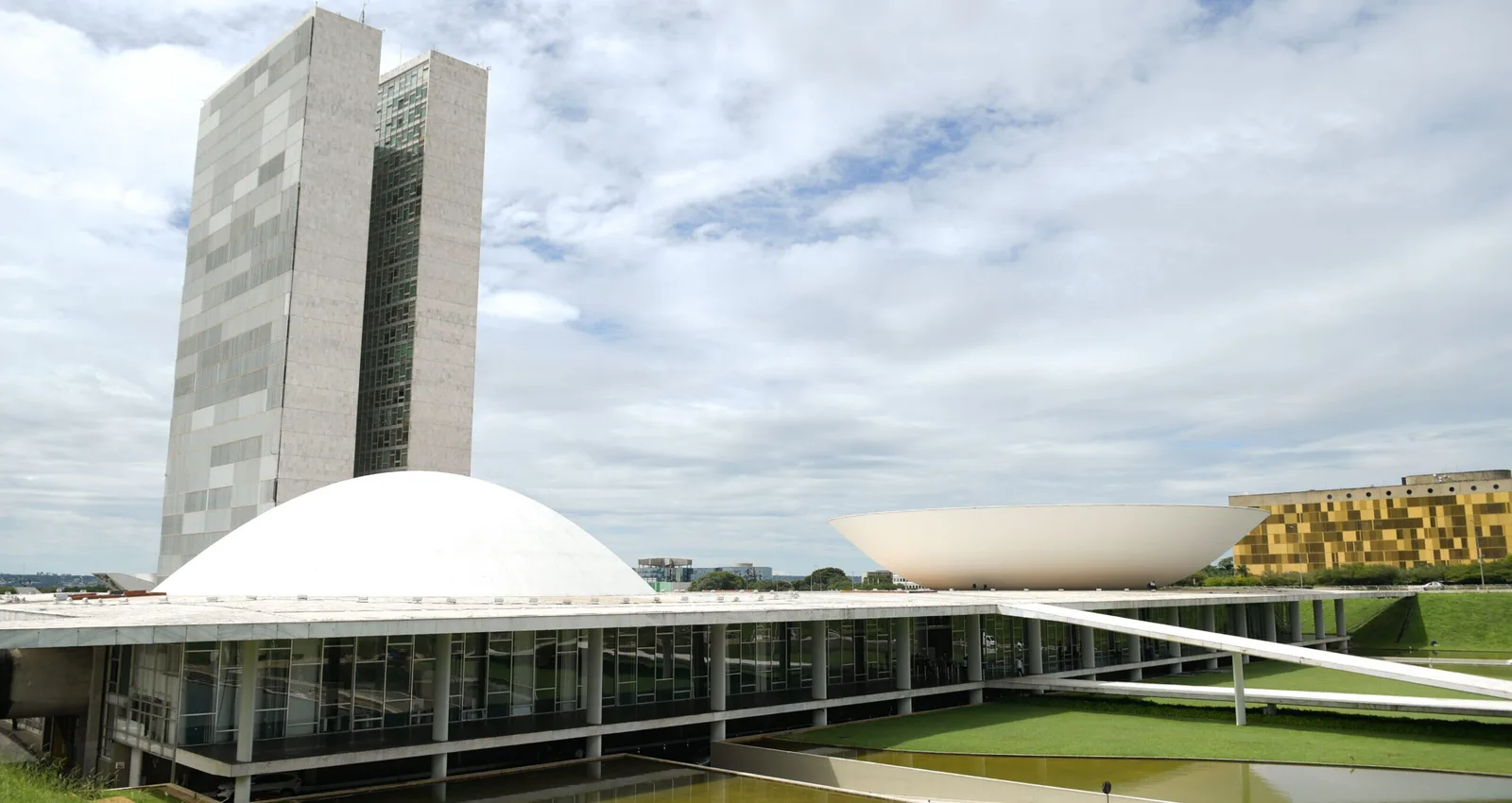 Empresários lideram entre as profissões declaradas por candidatos em 2026
