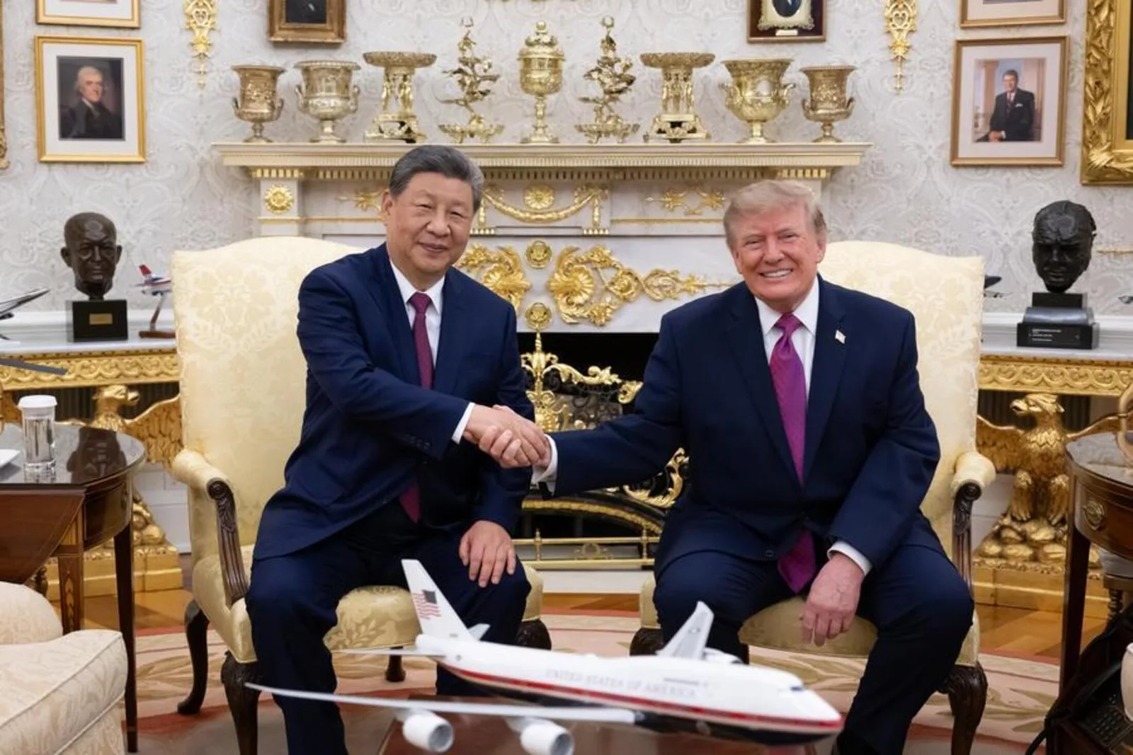 China e EUA reduzem tarifas em US$ 30 bilhões e abrem canal sobre IA