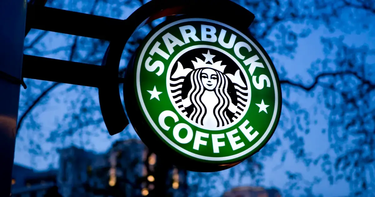 Starbucks inaugura duas lojas em Xinjiang e enfrenta críticas nos EUA