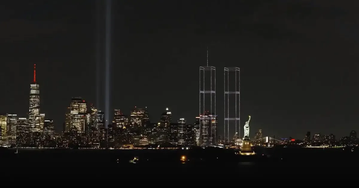 Drones recriam Torres Gêmeas em Nova York antes dos 25 anos do 11 de Setembro