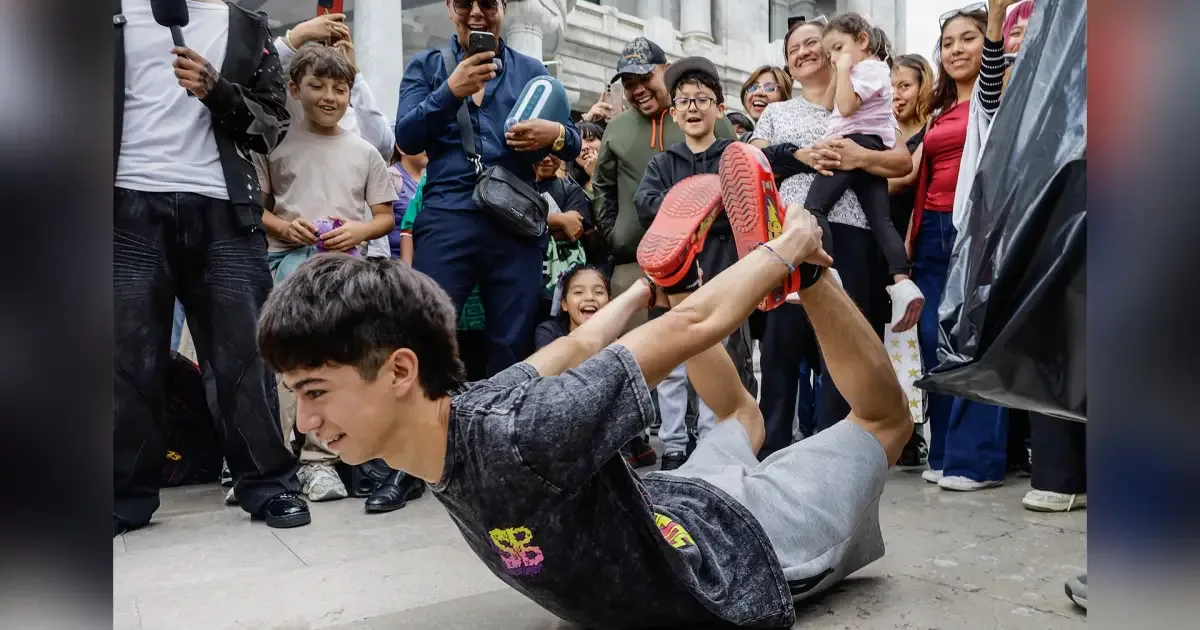 Batalhas de “farmar aura” levam memes e performances às ruas