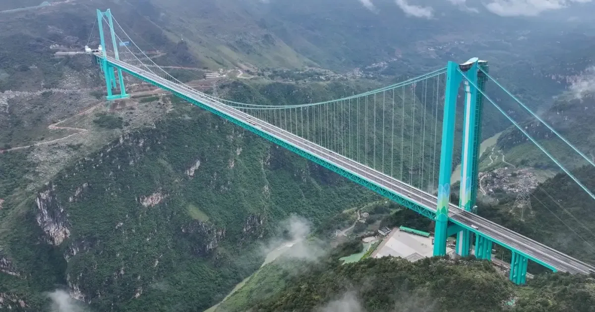 Ponte chinesa a 625 metros de altura tem piso transparente e atrações turísticas