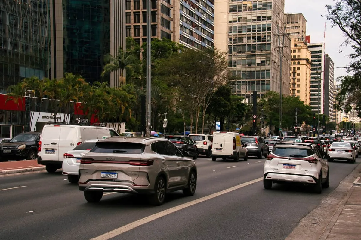 Importações chinesas avançam enquanto indústria amplia produção de veículos