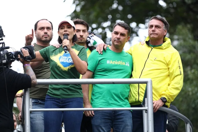 Michelle Bolsonaro fica fora de ato de Flávio na Avenida Paulista