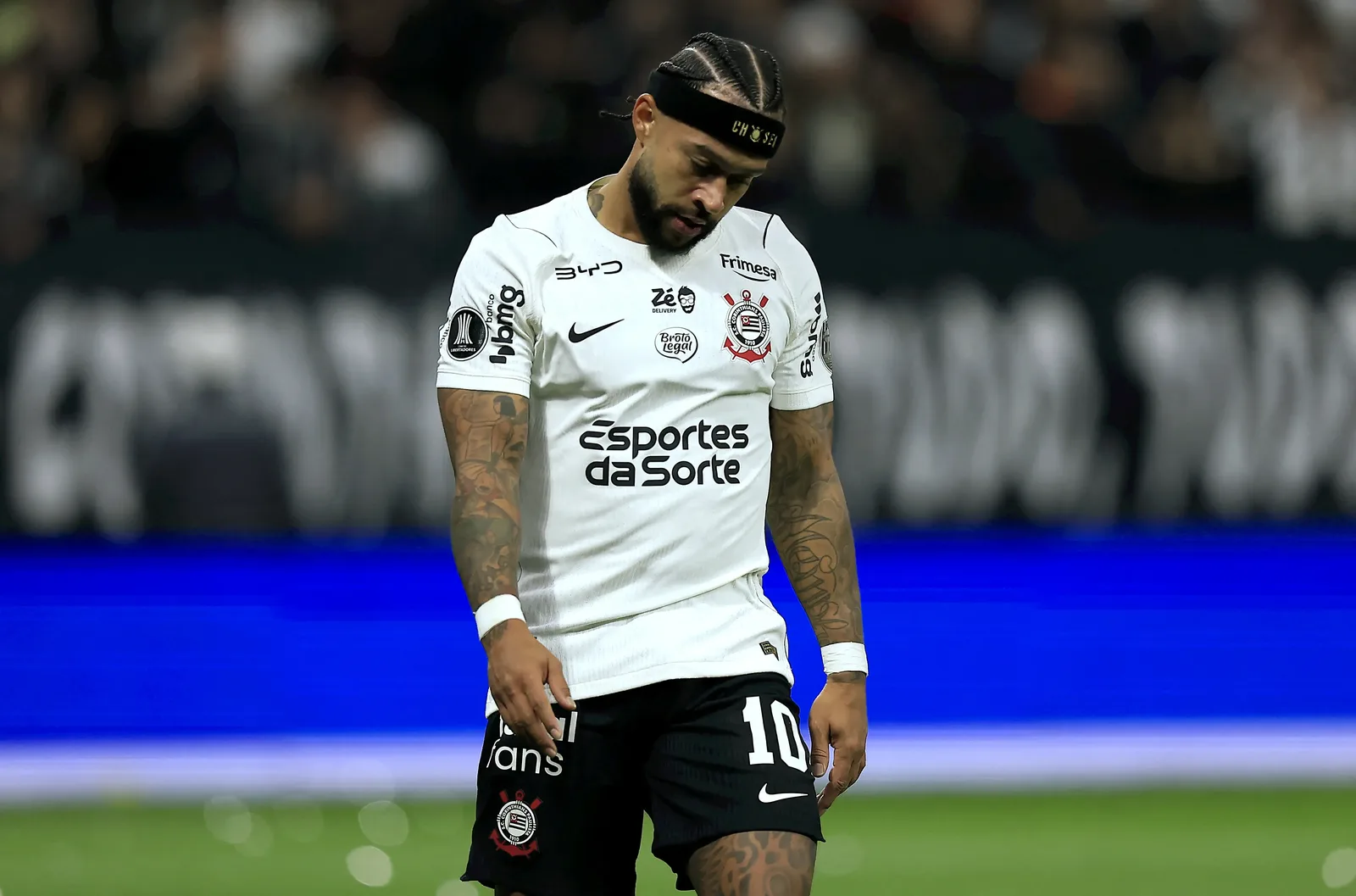 Corinthians perde em casa, desperdiça pênalti e é eliminado pelo Estudiantes
