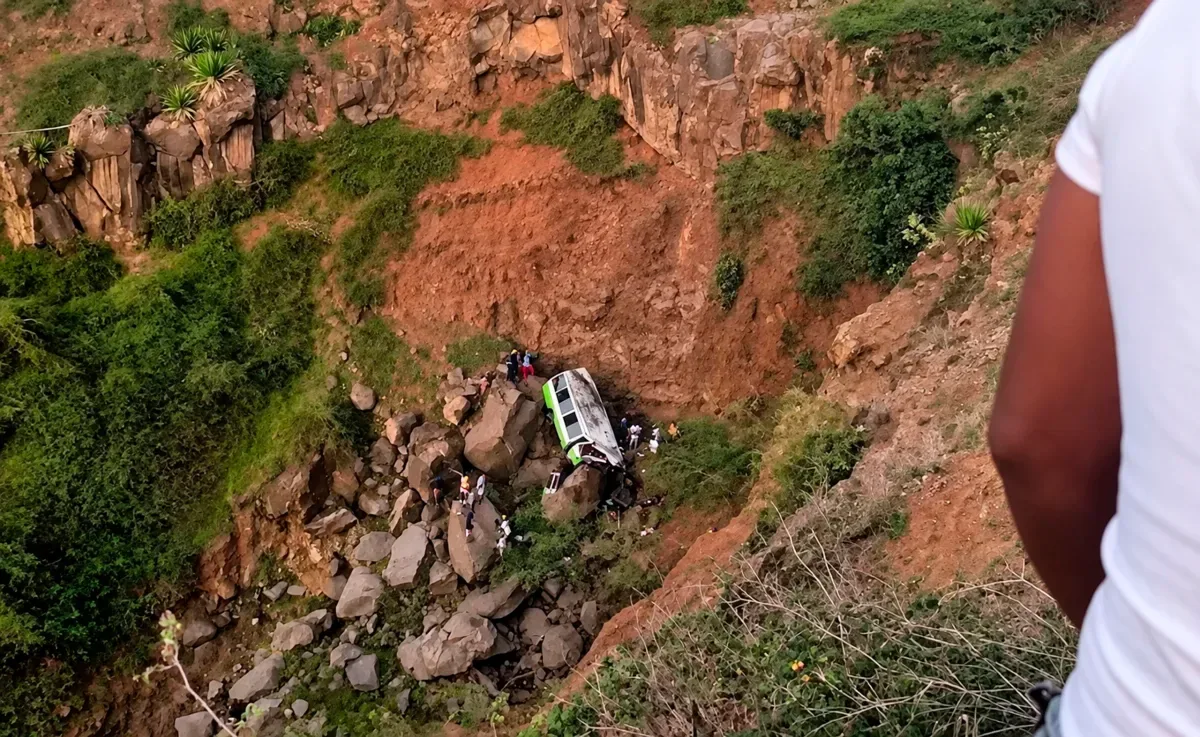 Ônibus cai em ribanceira durante retorno de excursão no Fogo, em Cabo Verde