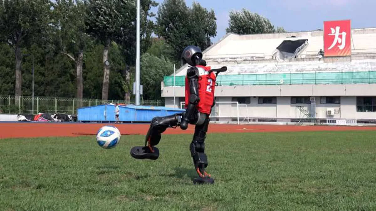 Sistema leva robô humanoide a vencer competições e chutar com visão falha