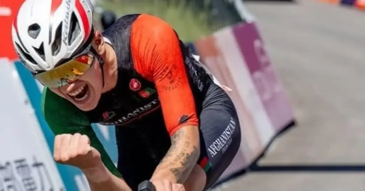 Fariba Hashimi conquista prata após superar restrições para competir no ciclismo
