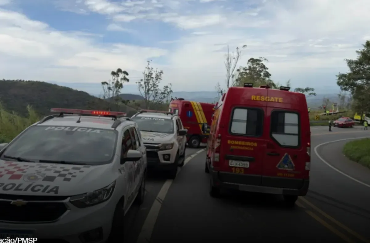 Motorista é preso após ônibus cair em ribanceira e matar seis em Cruzeiro