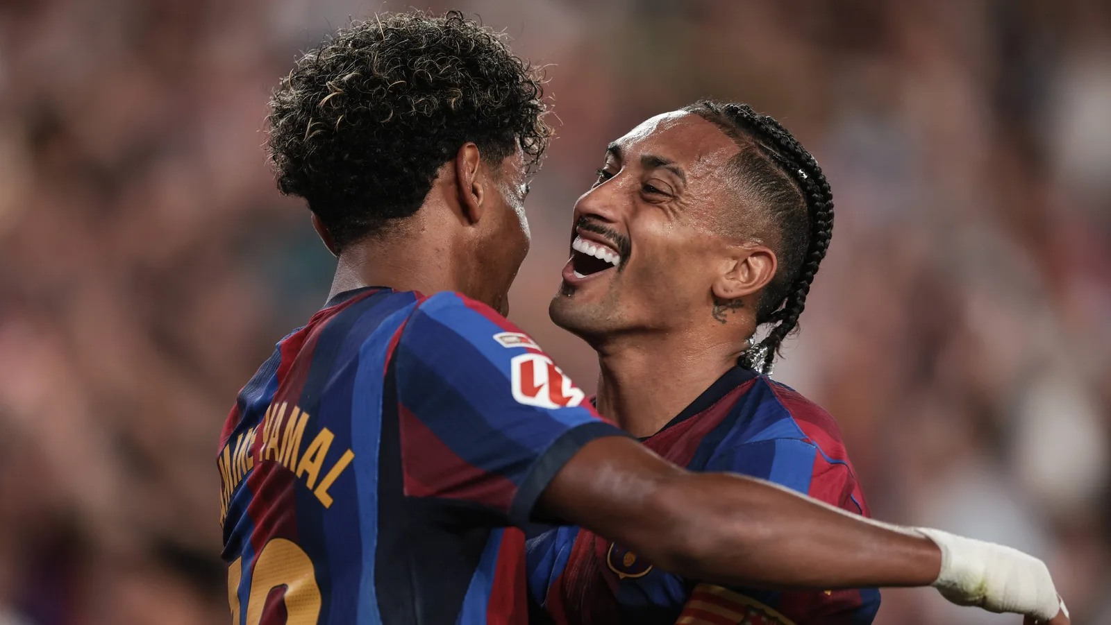 Barcelona vira sobre o Sevilla com três gols de Raphinha e duas assistências de Yamal