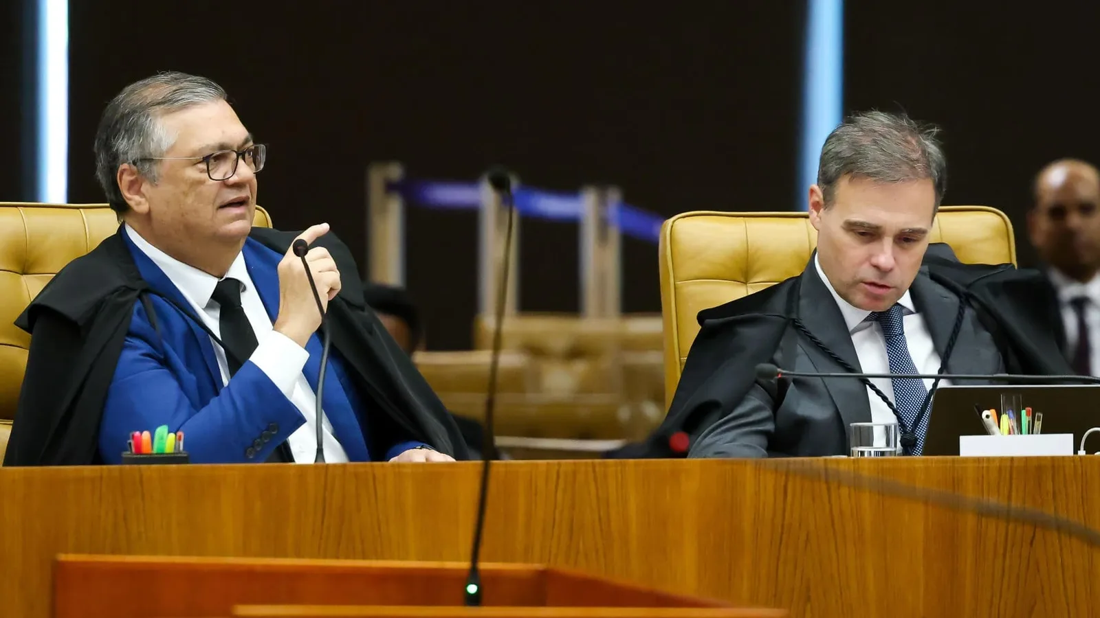 Dino solicita apuração sobre atuação de Mendonça em caso que envolve Banco Master