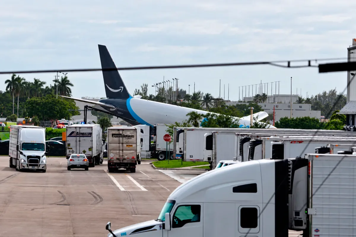 Cinco pessoas morrem após Boeing de carga atingir veículos em Miami