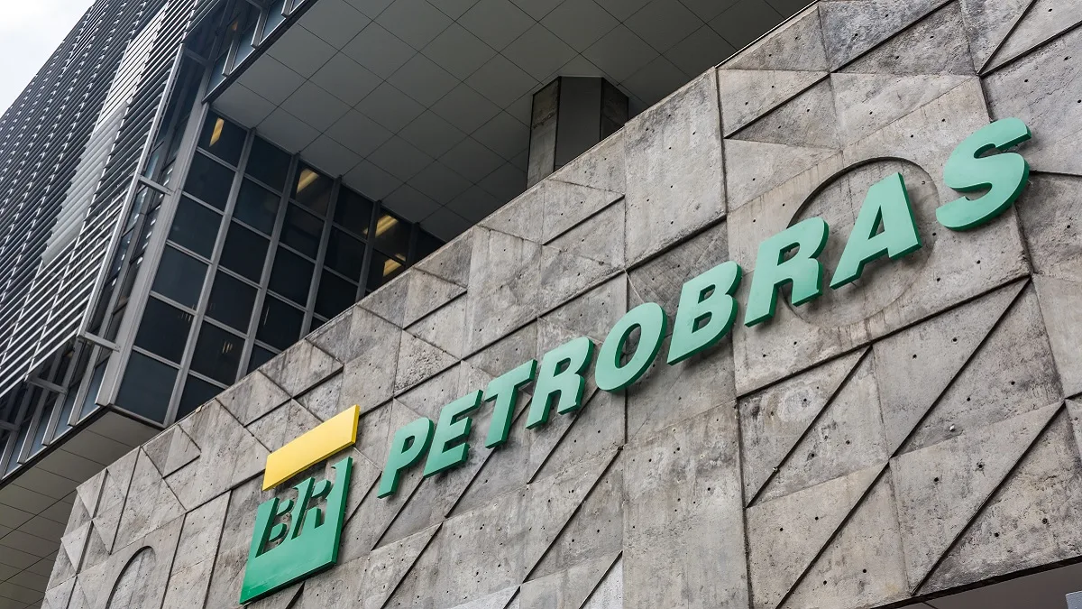 Petróleo acima de US$ 100 reforça produção da Petrobras, mas amplia riscos no refino