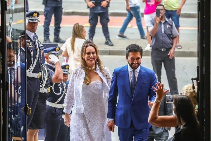 Jantar com entidades tem propaganda de Regina Nunes e anúncio de reajuste