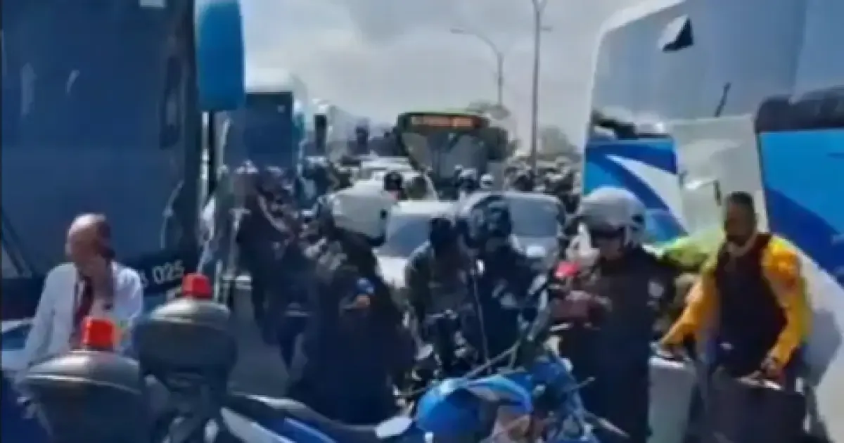 Ônibus escolares são usados como barricadas durante ataque no Rio