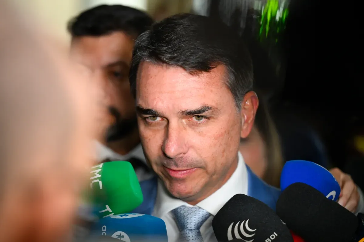 Flávio Bolsonaro recebe orientação sobre limites para discurso em ato na Paulista