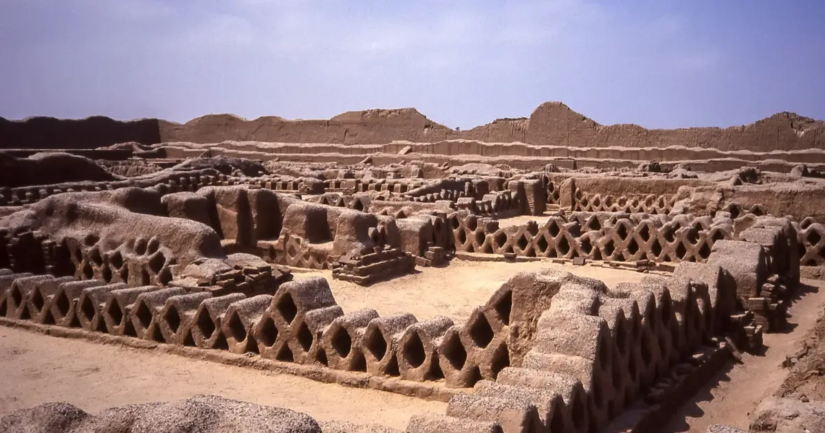 Tumba Chimú de 600 anos é encontrada intacta em Chan Chan, no Peru
