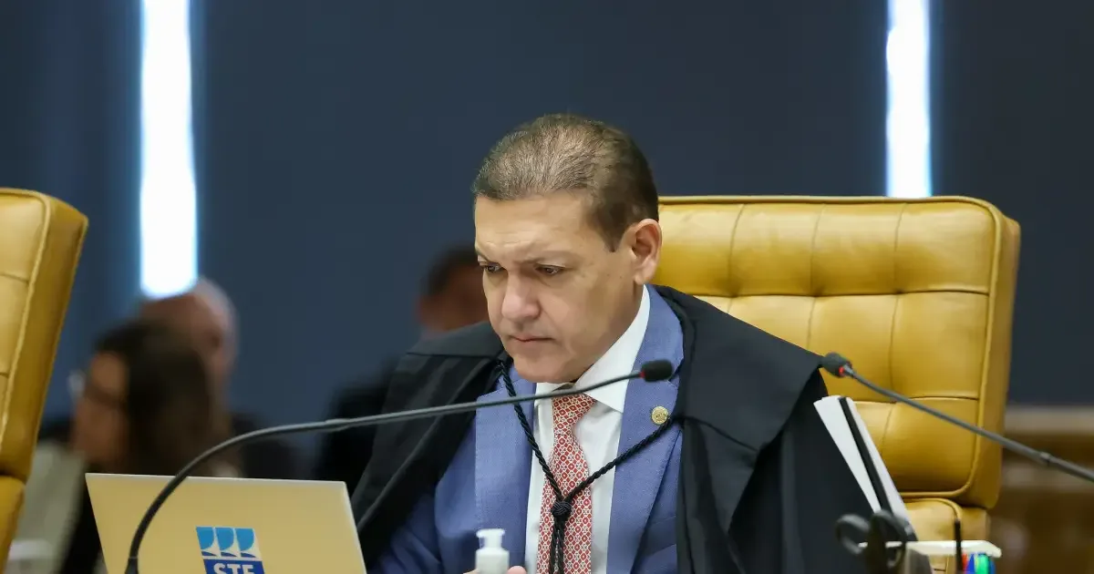 Nunes Marques deixa sessão do STF após declarar impedimento em caso envolvendo Moraes
