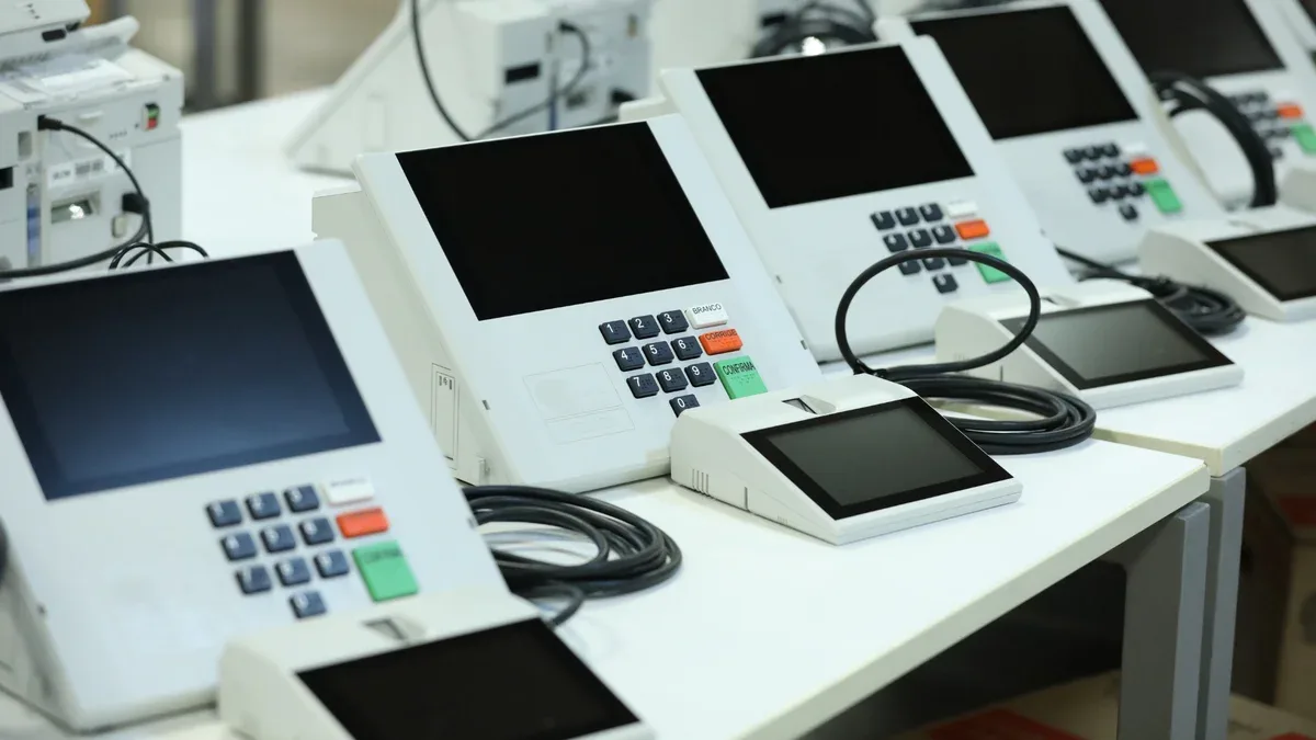 Como a urna eletrônica é verificada antes, durante e depois da votação