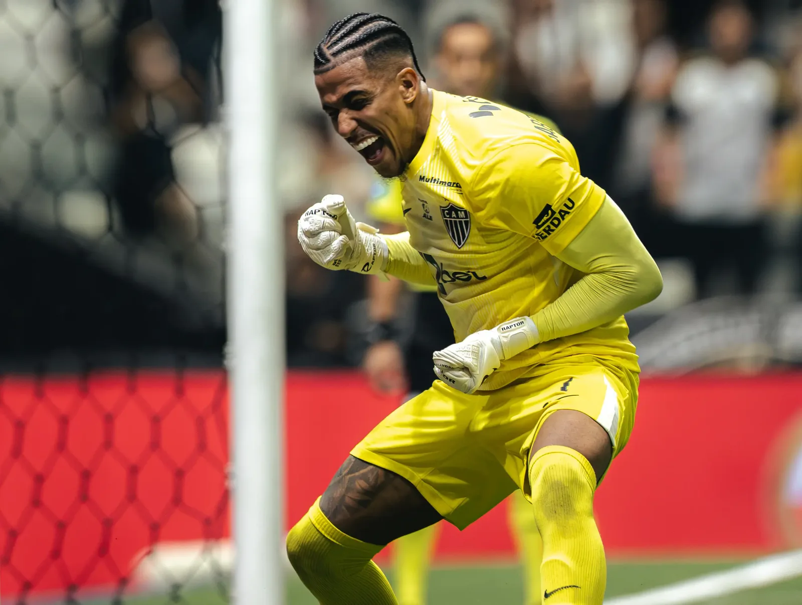 Delfim defende três pênaltis, e Atlético-MG elimina Santos na Sul-Americana