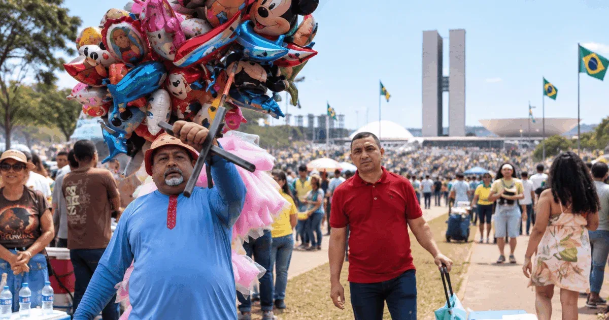 Trabalhadores informais buscam renda durante desfile de 7 de Setembro em Brasília