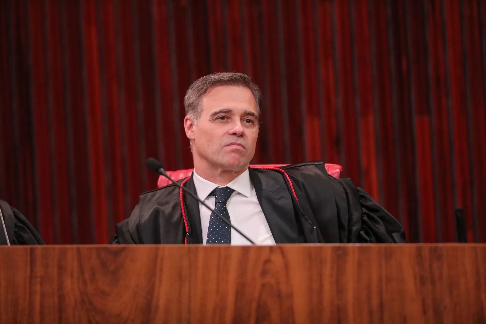 TSE condiciona remoção de posts sobre Flávio Bolsonaro a mensagem sem ambiguidade