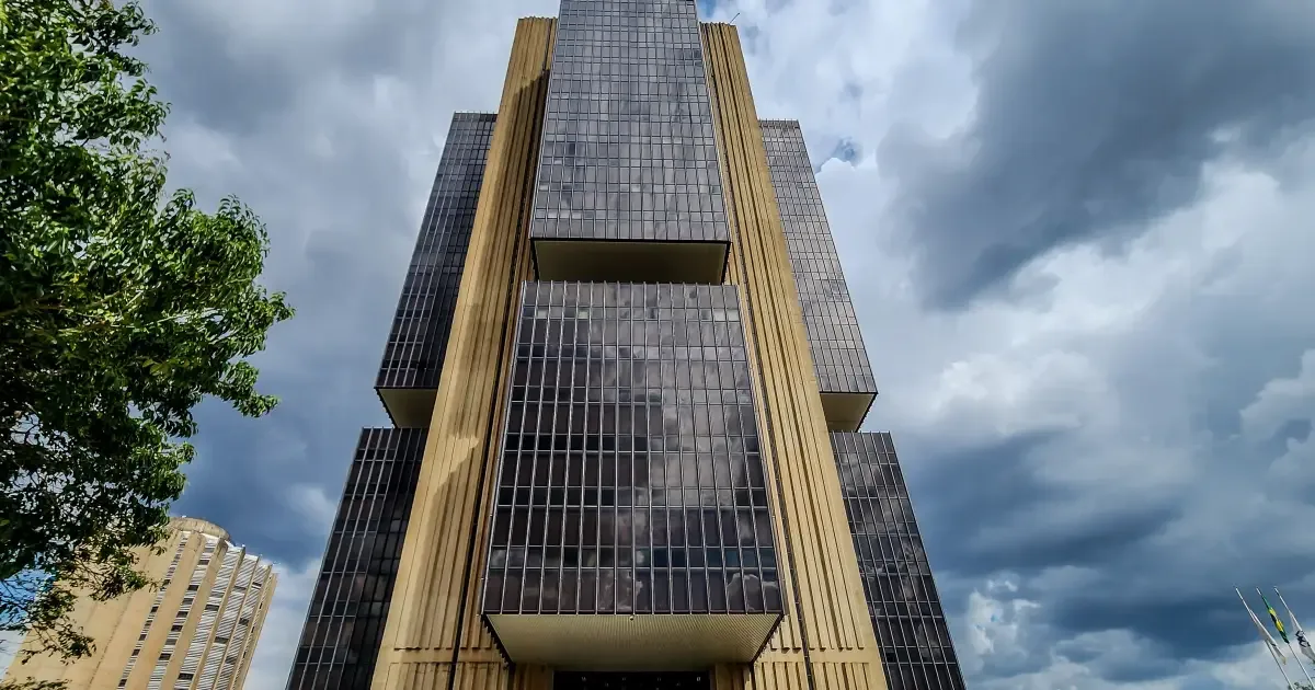 Selic recua para 13,75%, e mercado avalia pausa ou novos cortes